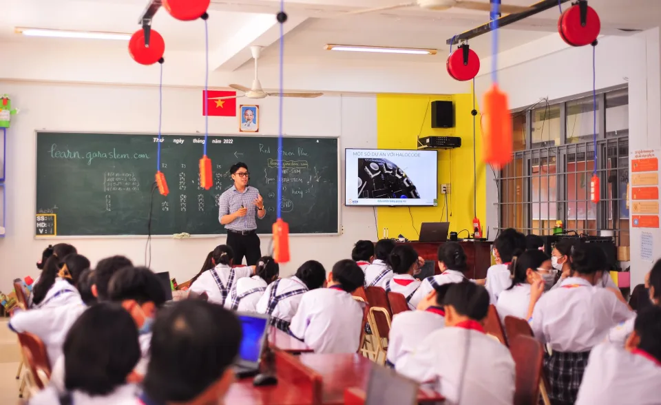 Giáo viên đang giảng bài