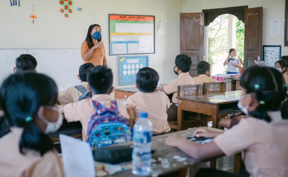 Học sinh làm bài tại lớp